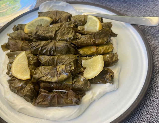 עלי גפן מתכון צמחוני קל ודל פחמימה מושלם לשבועות - מתוק בריא